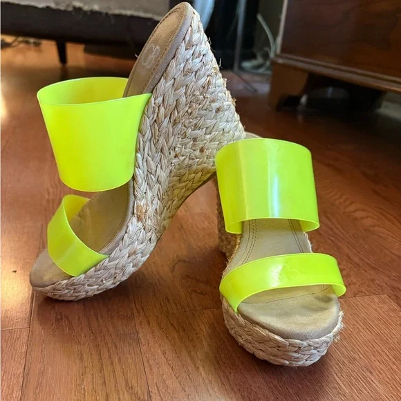 Gianni Bini Bright Neon Yellow Slide Sandals. Size women’s 7 1/2 - Picture 2 of 9